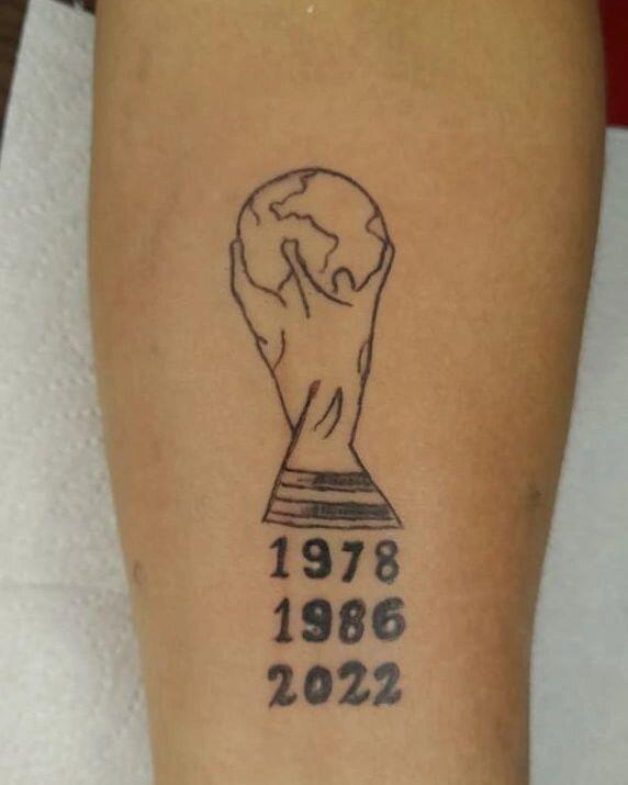 Del “¿qué mirás, bobo?” al beso de Messi a la Copa del Mundo: locura desenfrenada por los tatuajes de Argentina