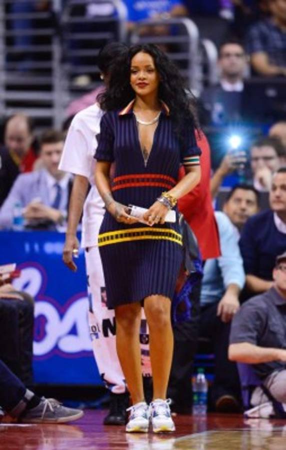 Rihanna, la sexy artista que sufre por los Cavaliers en la final de NBA