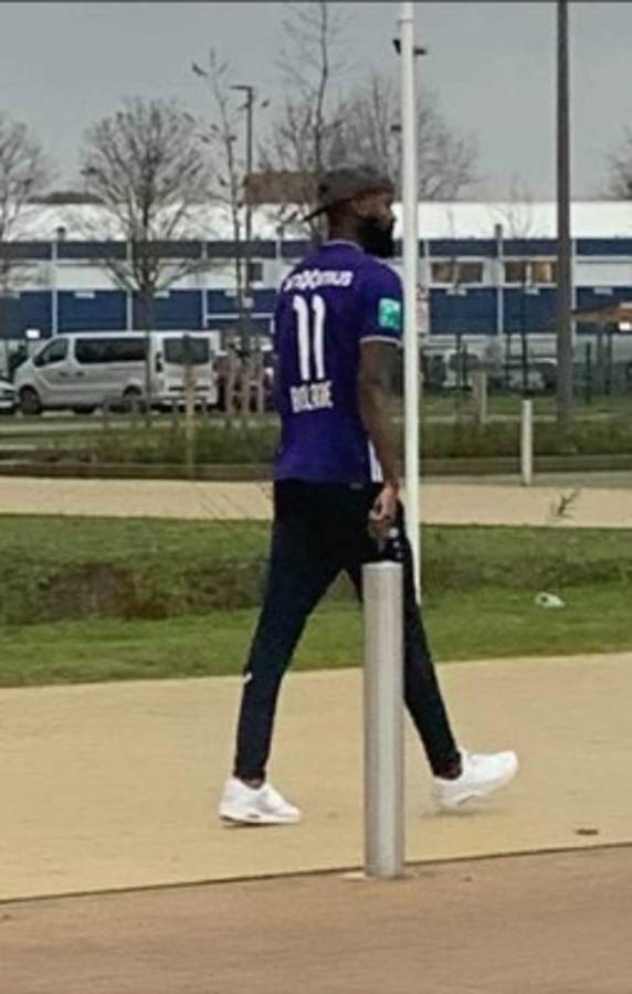 Su equipo no lo quiere vender, se va al entreno con la camisa del rival y todo acaba en pelea