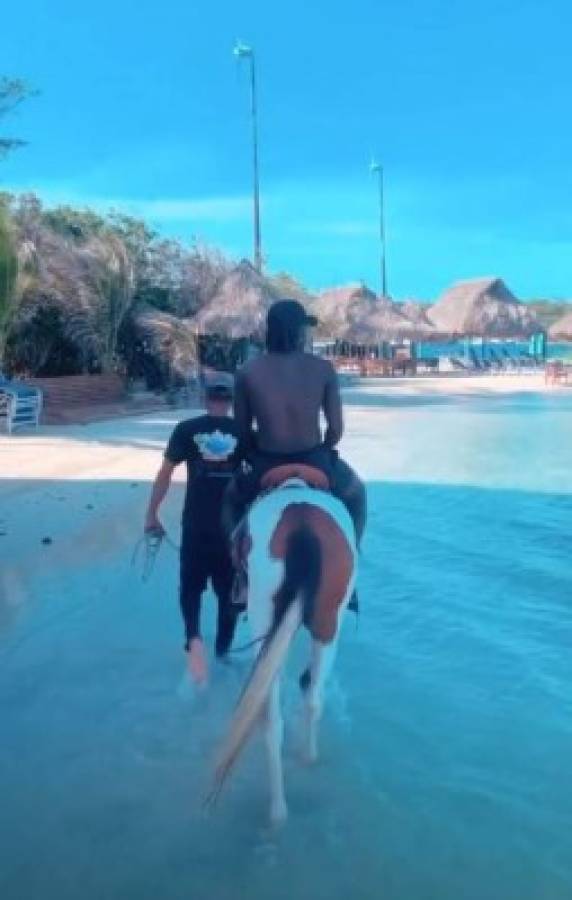 ¡Si hay sol, hay playa! Roatán, el destino paradisíaco de Alberth Elis en sus vacaciones 2019