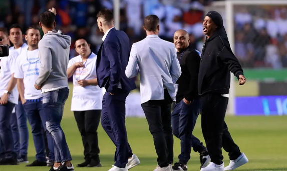 Así fue el regreso de Ronaldinho a México para la reapertura del estadio del Querétaro: solo aguantó medio tiempo