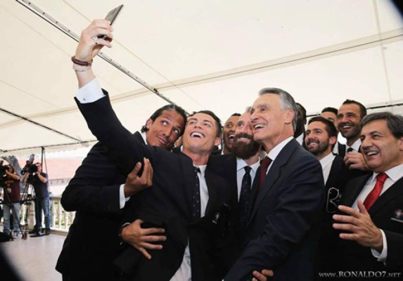 FOTOS: Así ha hecho Cristiano Ronaldo del Selfie una moda mundial