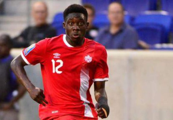 Alphonso Davies, de nacer en un campo de refugiados, a hacer historia eliminando al Barcelona de Messi