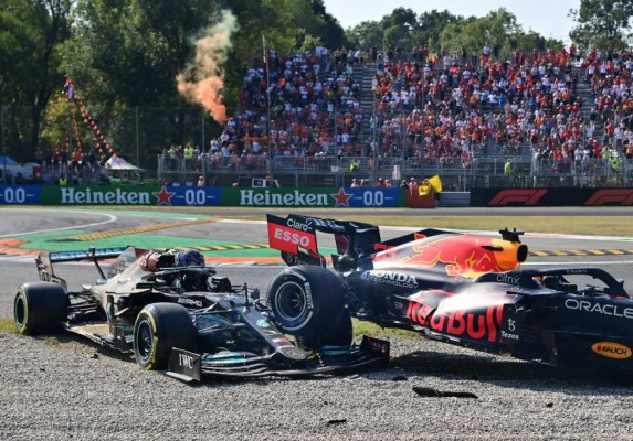 Impactante accidente: La llanta del auto de Verstappen pasó sobre la cabeza de Lewis Hamilton