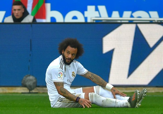 FOTOS: El 'telefonazo' al liderato y el beso de Sergio Ramos a Kroos en el Alavés-Real Madrid