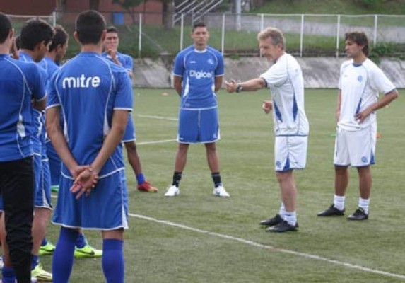 El Salvador: Junior Burgos se incorpora a la selección