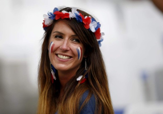 El toque femenino: Las bellezas en el Francia-Alemania