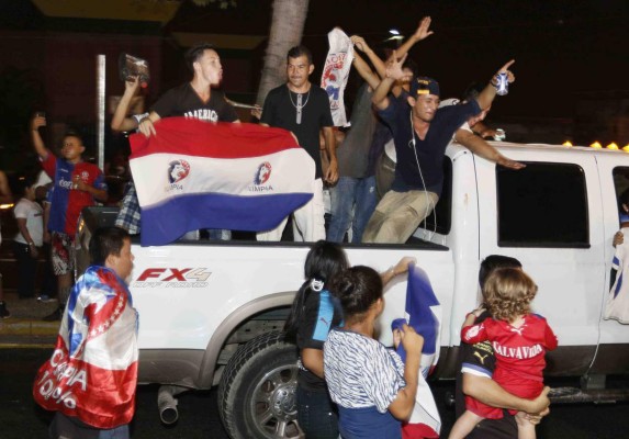 ¡Locura total! La afición olimpista invade las callejas para festejar la copa 30