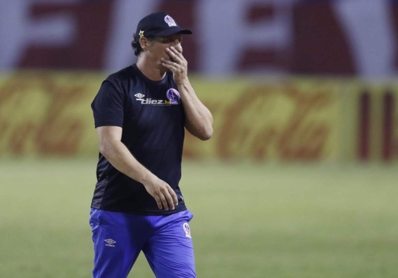 Fotos: Pedro Troglio pierde los estribos tras ser expulsado por el árbitro Saíd Martínez