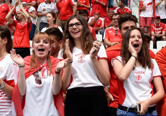 Fotos: Erjona Sulejmani, una de las grandes sensaciones en el Polonia-Suiza