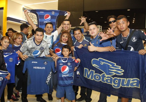 Aficionados abarrotaron llegada de Motagua a San Pedro Sula