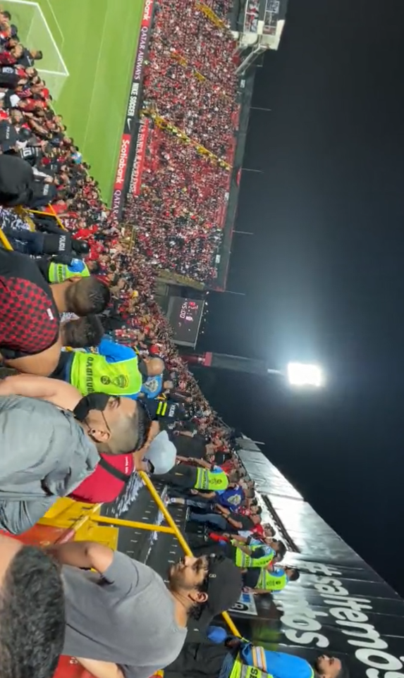 Agentes policíales separaron a los barristas de Alajuelense en busca de enfrentar a los olimpistas.