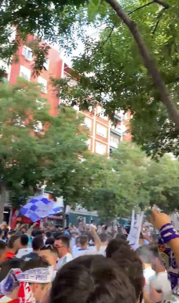 Las calles de París están tomadas en cierta parte por los hinchas del Real Madrid.