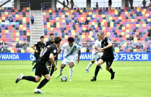 Arquímides Ordoñez, la figura de Guatemala, no tuvo su mejor partido en su debut en el Mundial Sub 20 de Argentina.