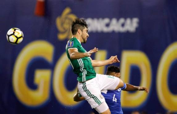 Mexico`s Rodolfo Pizarro, on the left, vies with El Salvador's Henry Romero during the CONCACAF Gold Cup football match between Mexico and El Salvador at the Qualcomm Stadium in San Diego, July 9, 2017.