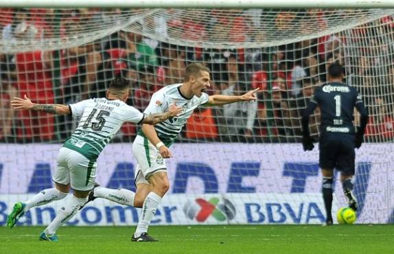 Julio Furch (C) of Santos celebrates his goal against Toluca during their Mexican Clausura 2018 tournament football semi final match at the Nemesio Diez stadium in Toluca, Mexico, on May 20, 2018. / AFP PHOTO / ROCIO VAZQUEZ