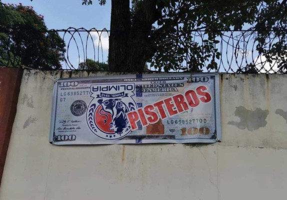 El hostil recibimiento de afición del Real España a futbolistas del Olimpia con pancartas de dólares