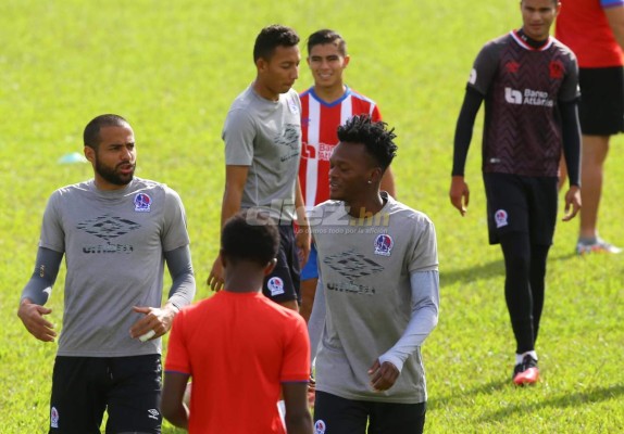 ¡Pasó en Olimpia! Bengtson volvió a ponerse mascarilla a pesar de estar vacunado, y así recibieron a Crisanto