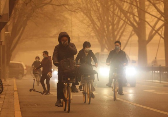 ¡Imágenes apocalípticas! La tormenta de arena más grande en la década que cubre totalmente a Beijing