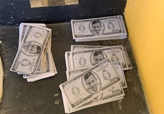 El hostil recibimiento de afición del Real España a futbolistas del Olimpia con pancartas de dólares