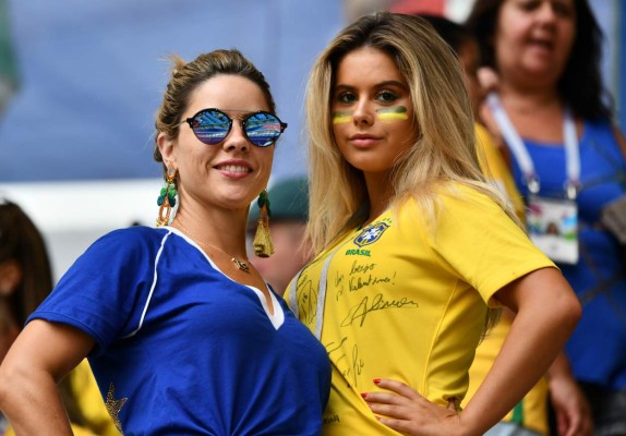 MUÑECOTAS: Aficionadas de Brasil y México enamoran en el Samara Arena