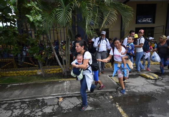 EN FOTOS: Así rompieron barrera de seguridad la caravana de migrantes en México