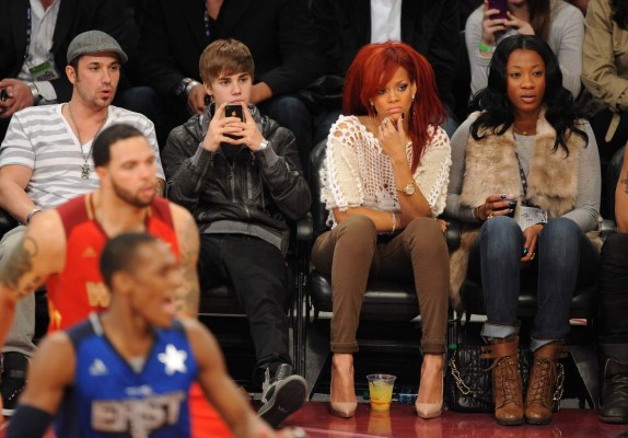 Rihanna, la sexy artista que sufre por los Cavaliers en la final de NBA