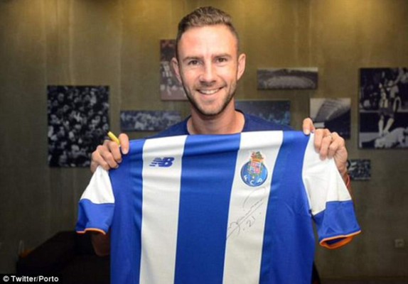 Miguel Layún y América calientan el mercado, Suárez se irá del Barcelona