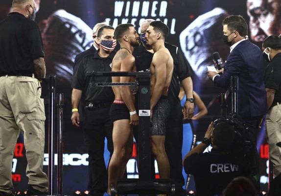 ¡Electrizante! Así fue el intenso careo de Teófimo López y Lomachenko en la ceremonia de pesaje