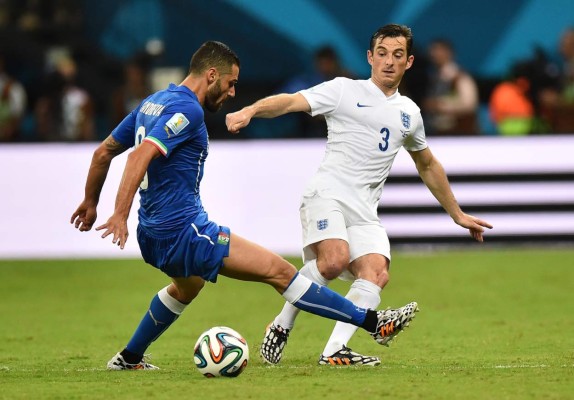 Los ingleses Baines y Oxlade-Chamberlain serán baja ante Costa Rica