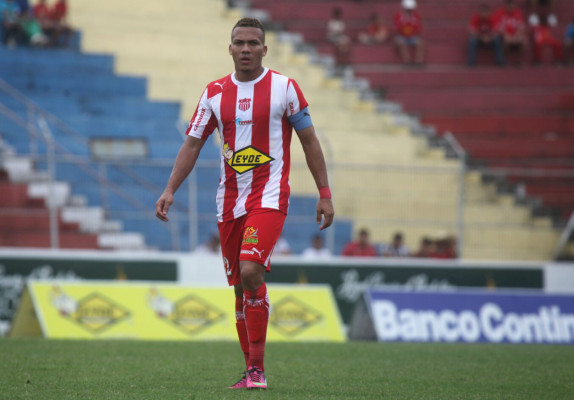 Con Arnold Peralta en la cancha el Vida no pierde