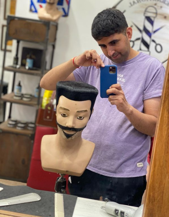 La travesía de un barbero que se fue en bicicleta hasta la casa de Messi en París: la actitud de Antonela Roccuzzo y el regalo que le dejó al crack argentino