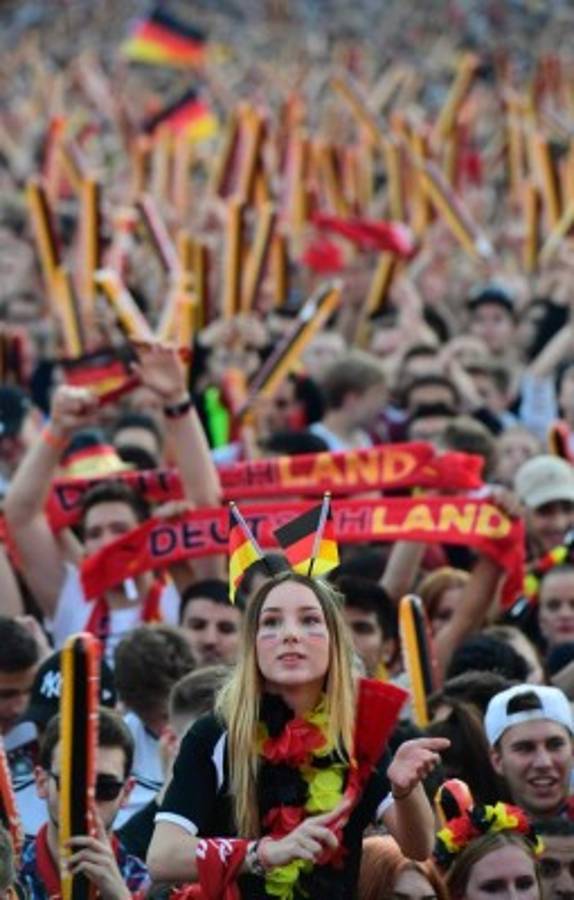 El toque femenino: Las bellezas en el Francia-Alemania