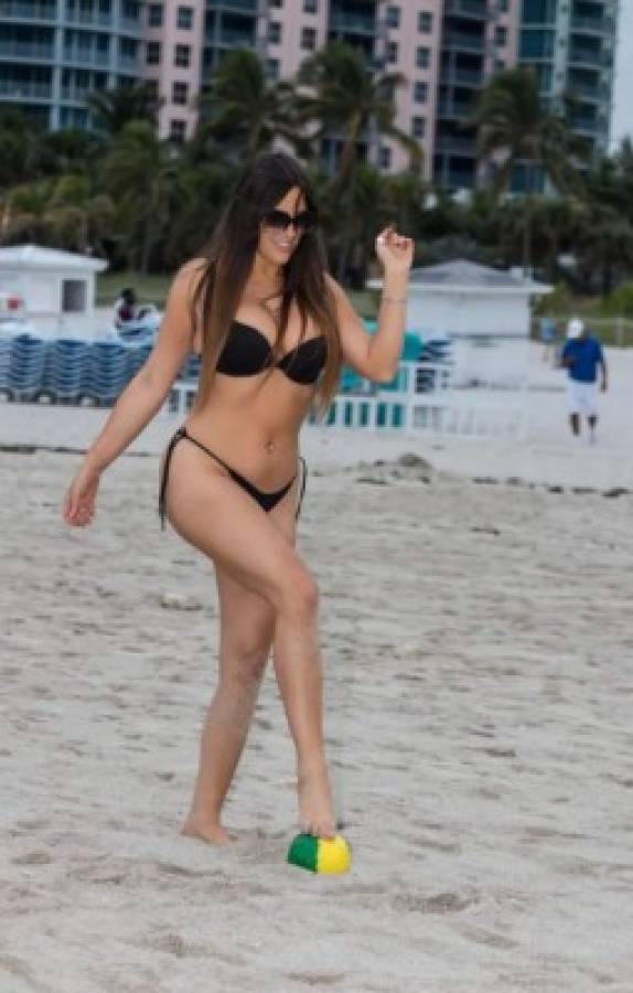Claudia Romani, la sexy árbitro italiana que 'incendia' las playas de Miami en plena navidad 2019