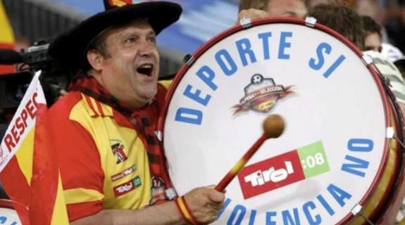 Murió Manolo, el aficionado más popular de España que viajaba con un bombo: asistió a 10 Mundiales y ocho Eurocopas