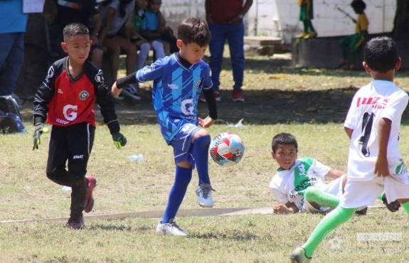 Patrick Torres (rojo) con su indumentaria de portero, muy atento a la jugada.