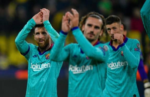 Barcelona's Argentine forward Lionel Messi (L) applauds with Barcelona's French forward Antoine Griezmann and Barcelona's French defender Clement Lenglet after the UEFA Champions League Group F football match Borussia Dortmund v FC Barcelona in Dortmund, western Germany, on September 17, 2019. (Photo by SASCHA SCHUERMANN / AFP)