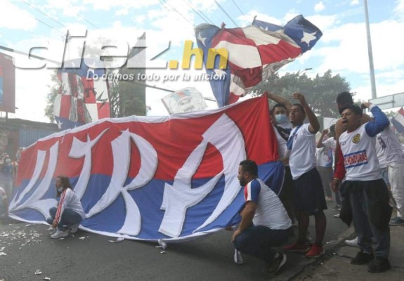 Tarde de locura en el Nacional: baile de Diego Reyes, abrazo de Troglio y las bellezas del repechaje ante Marathón