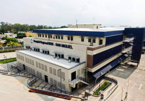 Pequeños, pero bien equipados: Dos nuevos hospitales para pacientes con coronavirus en El Salvador