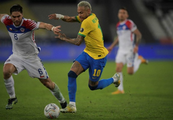 FOTOS: El encontronazo de Neymar con el DT de Chile, Vidal llama 'payaso' al árbitro y el cariño entre barcelonistas