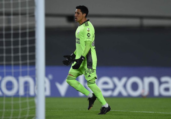 Las insólitas imágenes de Enzo Pérez jugando de portero con River Plate ¡y lesionado!