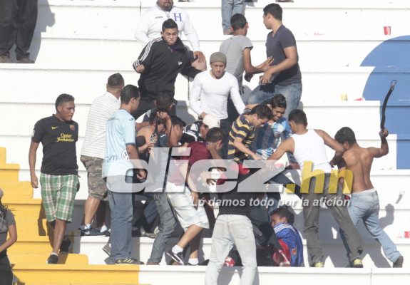 Violencia en las gradas empaña clásico capitalino