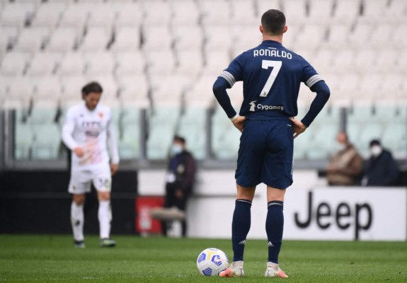 De rodillas y destruido: las duras imágenes de Cristiano Ronaldo tras sufrir otro ridículo con la Juventus