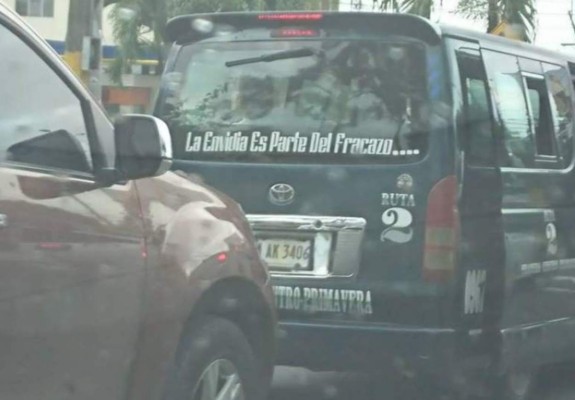 ¡Para morirse de la risa! Los insólitos mensajes que se ven en buses y taxis de Honduras