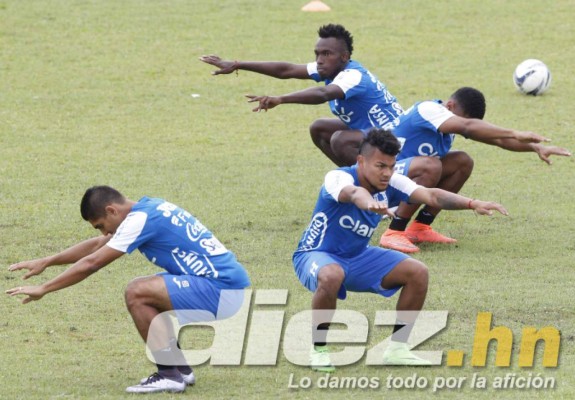 Pinto pide concentración, entrega y disciplina tras primer entreno con toda su artillería