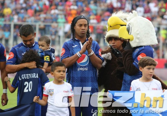 CURIOSAS: Los zapatos de Ronaldinho y su gesto con aficionado que ingresó al campo
