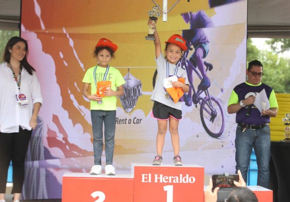 Niños engalaron el comienzo de la Vuelta Ciclística de El Heraldo