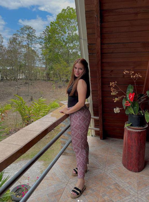 Iving Bruni, la hermosa pelirroja y prometida de Denil Maldonado que acaparó las cámaras como fotógrafa en el clásico capitalino