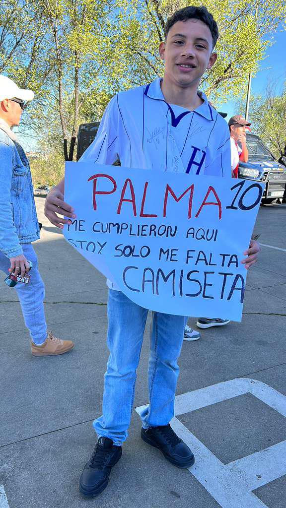 Con bellas palillonas y chucky presente: así se vivió la previa del amistoso entre Honduras y Perú en España