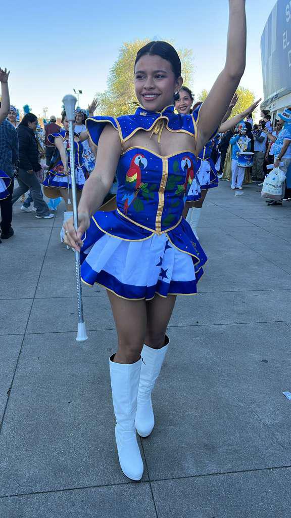 Con bellas palillonas y chucky presente: así se vivió la previa del amistoso entre Honduras y Perú en España